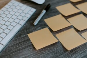 SAP mit Scrum: Schreibtisch mit Postits
